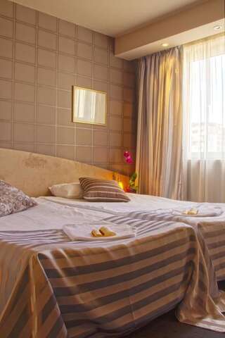 Отель Triada Hotel София Двухместный номер с 1 кроватью или 2 отдельными кроватями-1
